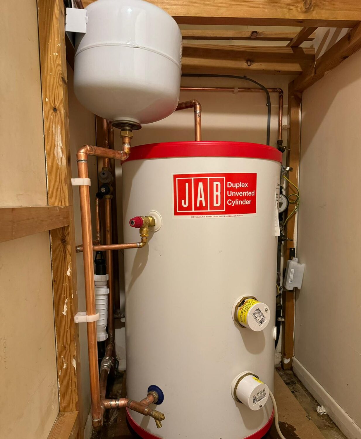 Hot water cylinder installation